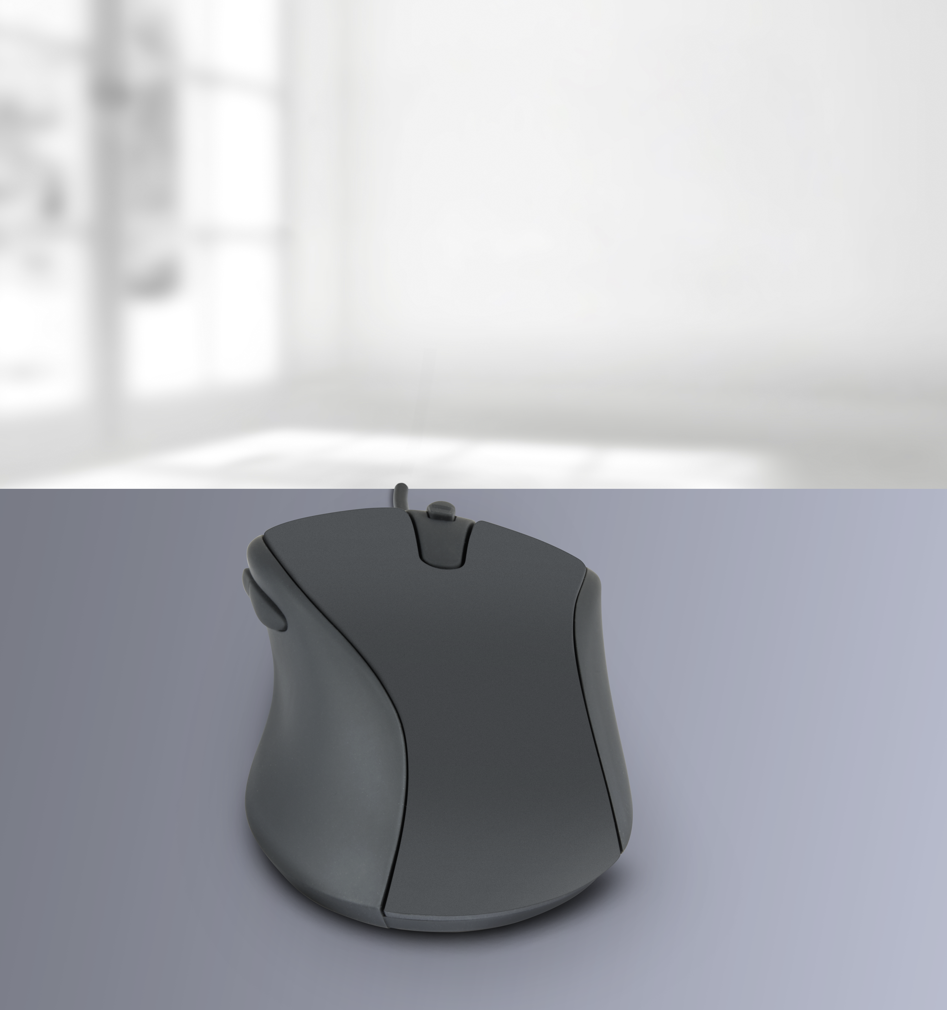 Schwarze ergonomische Computermaus auf grauer Oberfläche vor unscharfem Hintergrund